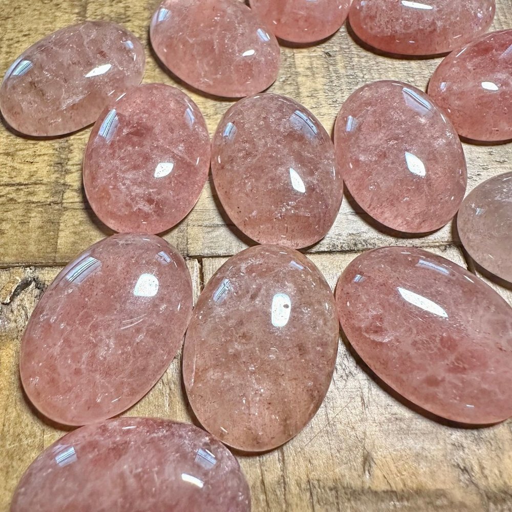 25mm Strawberry Quartz Cabochons - Picture 4 of 6